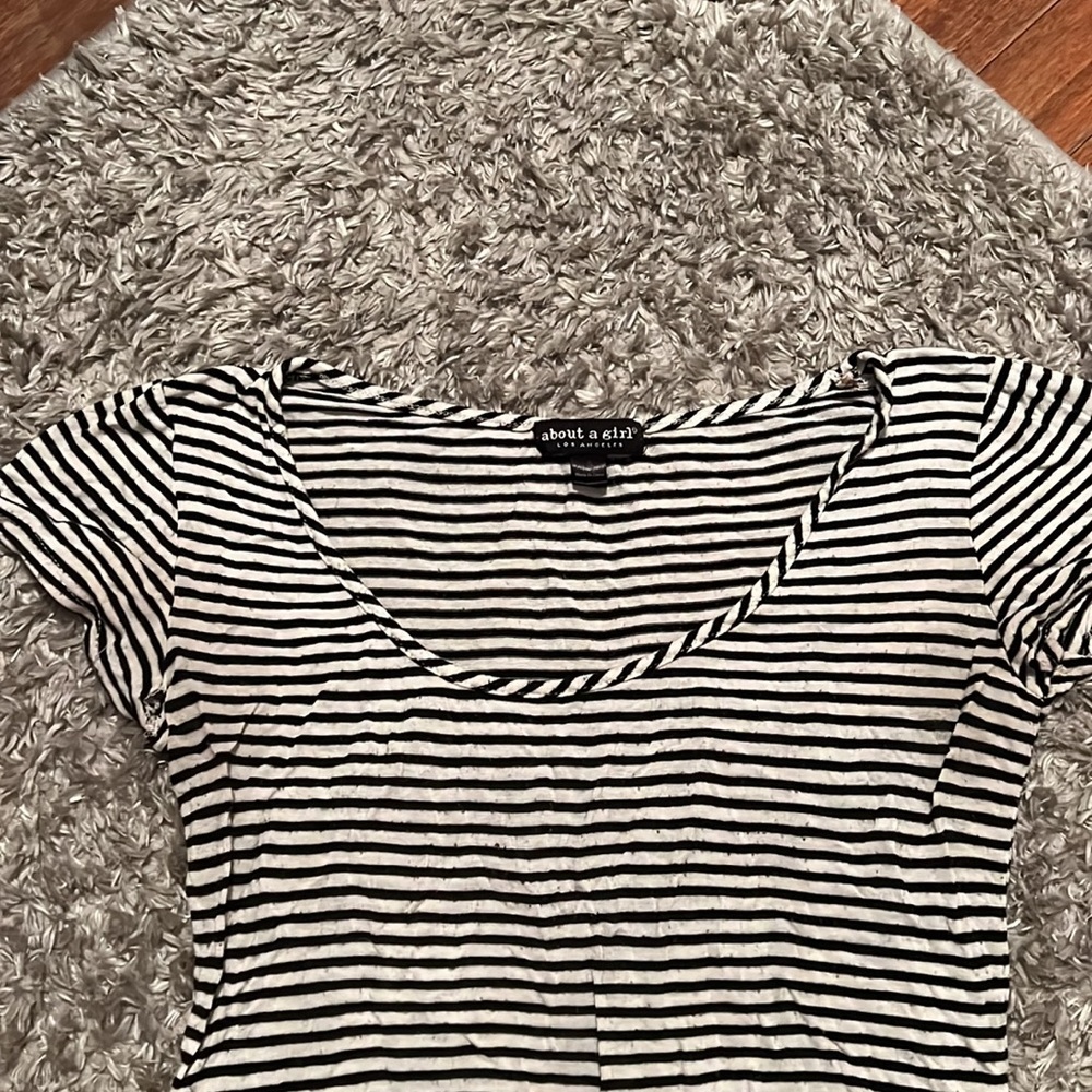 Striped Cropped Tee - Picture 2 of 3